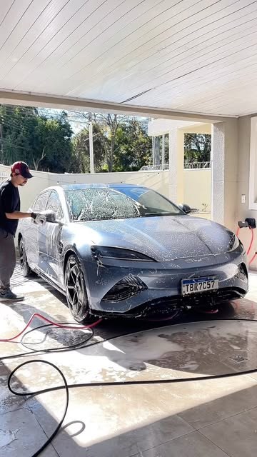 Lavagem técnica com espuma em sedã cinza, ação real na oficina
