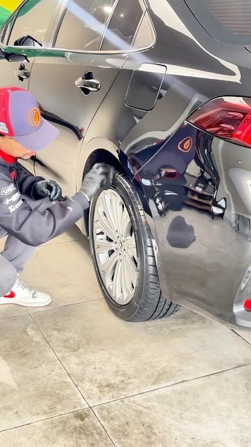 Closeup de detalhamento de roda e paralama em carro escuro